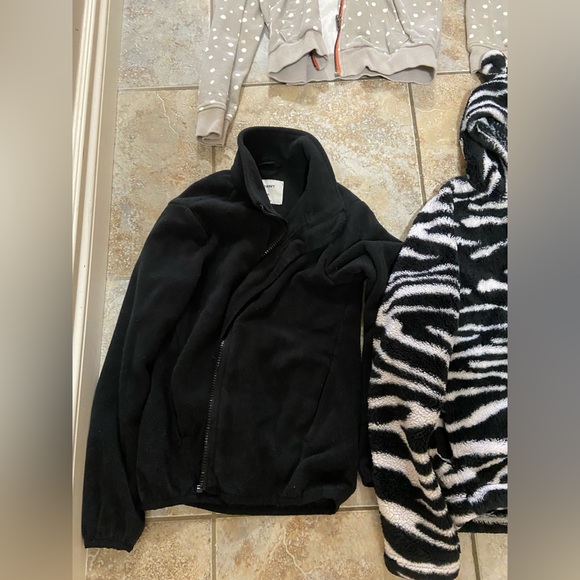 Seven (7) sweater/hoodies - Picture 8 of 8